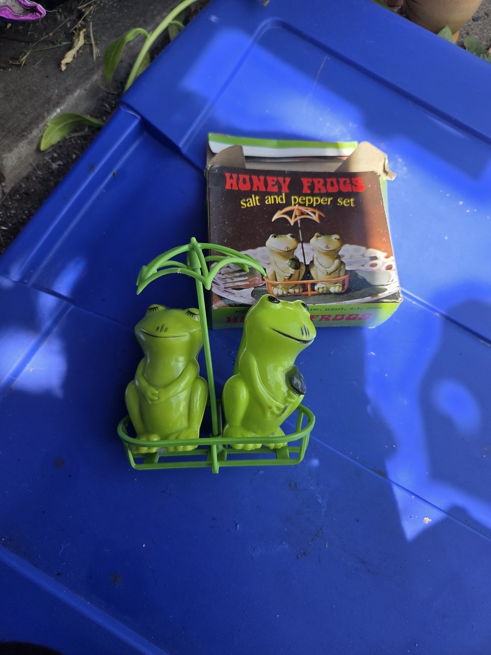 Honey Frogs Salt and Pepper Set - Bright Green Frog Shakers